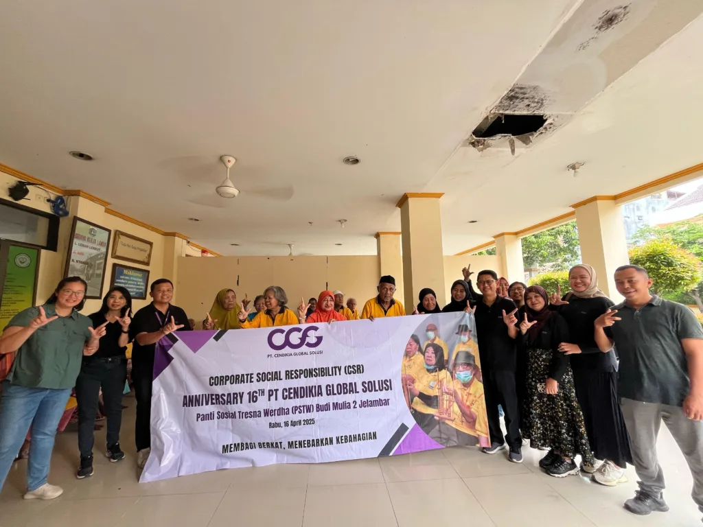 Foto kebersamaan dengan penghuni panti dan juga rekan-rekan CGS