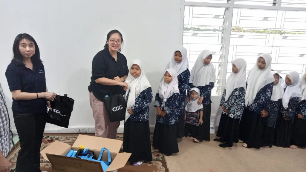 Pemberian perlengkapan yang dibutuhkan para panti dalam dunia pendidikan